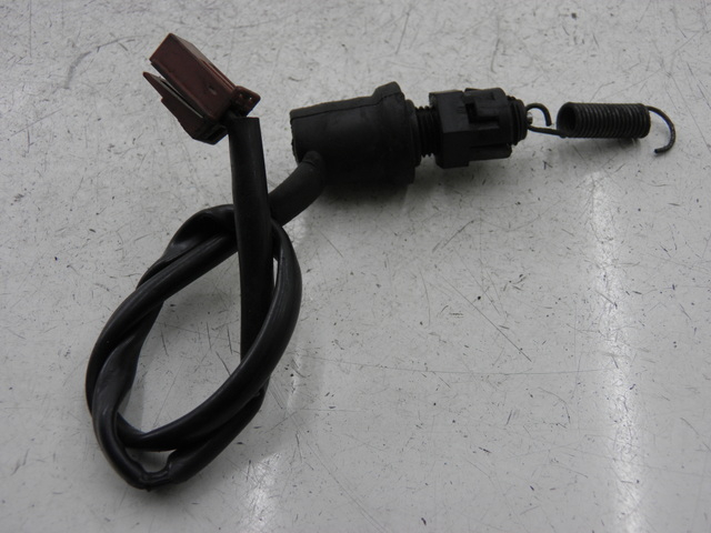 photo de INTERRUTTORE FANALE STOP POSTERIORE YAMAHA FZ6 N FAZER 600 (2004 - 2006)