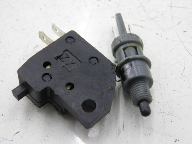 photo de INTERRUTTORE STOP PEUGEOT KISBEE 4T 50 (2010 - 2017)