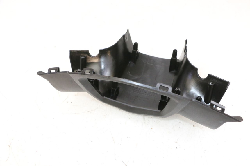 photo de COPRI MANUBRIO POSTERIORE PEUGEOT KISBEE 4T 50 (2010 - 2017) - Dettaglio del componente