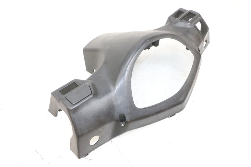 photo de COPRIMANUBRIO POSTERIORE SYM ORBIT III 3 4T 50 (2021 - 2025) - Dettaglio del componente