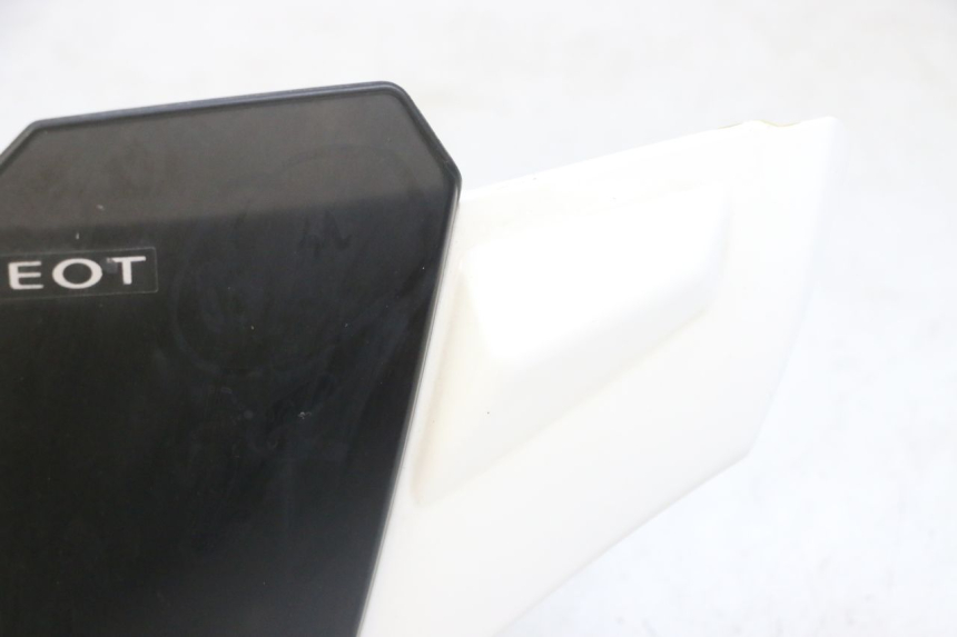 photo de COFANO MANUBRIO ANTERIORE PEUGEOT KISBEE 4T 50 (2010 - 2017) - Primo piano ad alta risoluzione