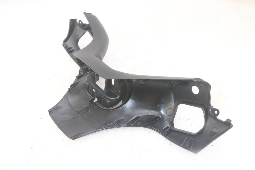 photo de COPRIMANUBRIO ANTERIORE PIAGGIO MP3 HPE 300 (2019 - 2026) - Dettagli dei punti di fissaggio