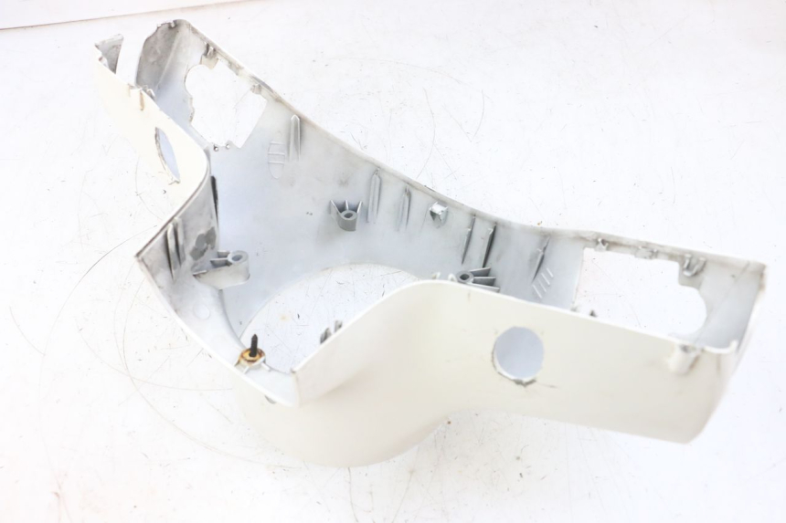 photo de COPERCHIO MANUBRIO ANTERIORE PIAGGIO VESPA GTS SUPER IE 125 (2009 - 2016) - Primo piano tecnico