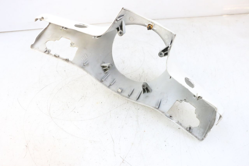 photo de COPERCHIO MANUBRIO ANTERIORE PIAGGIO VESPA GTS SUPER IE 125 (2009 - 2016) - Dettagli dei punti di fissaggio