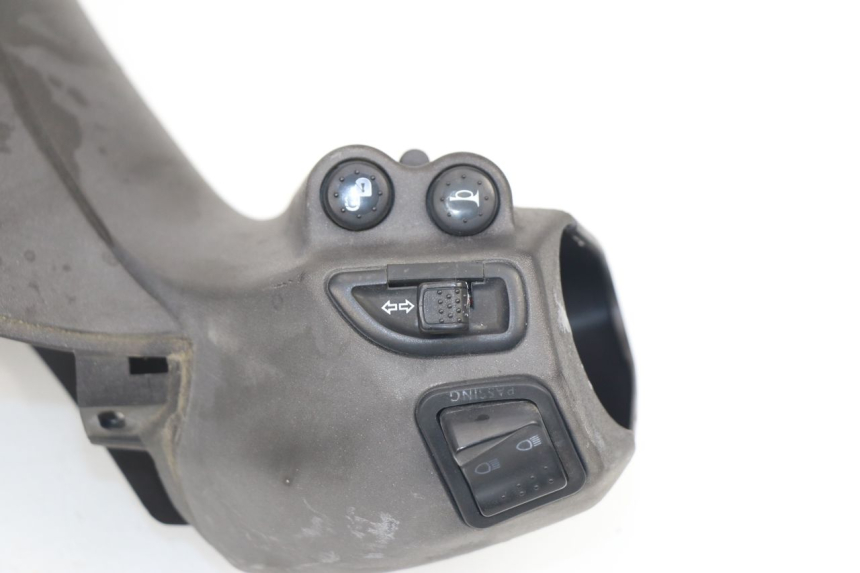photo de COPERCHIO MANUBRIO COMANDI PIAGGIO X8 400 (2006 - 2007)