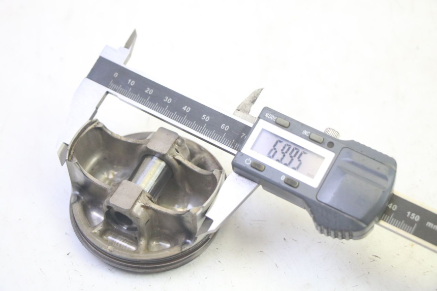 photo de CILINDRO PISTONE YAMAHA TRICITY 300 (2020 - 2024) - Angolazione alternativa