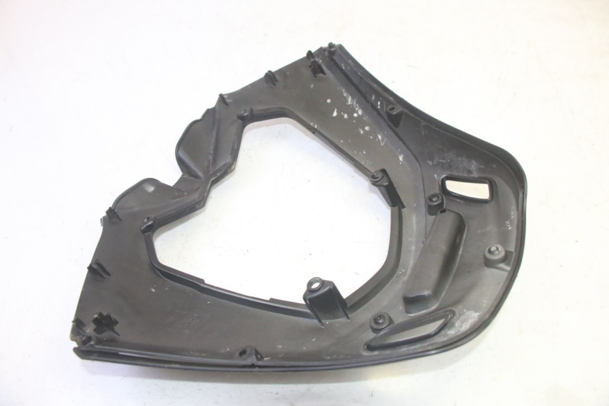 photo de CARENA ANTERIORE INFERIORE PIAGGIO MP3 HPE 350 (2018 - 2020) - Dettagli dei punti di fissaggio