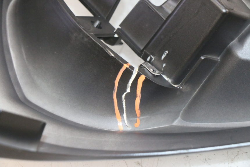 photo de SCUDO CARENA ANTERIORE PIAGGIO MP3 HPE 300 (2019 - 2026) - Dettagli dei punti di fissaggio