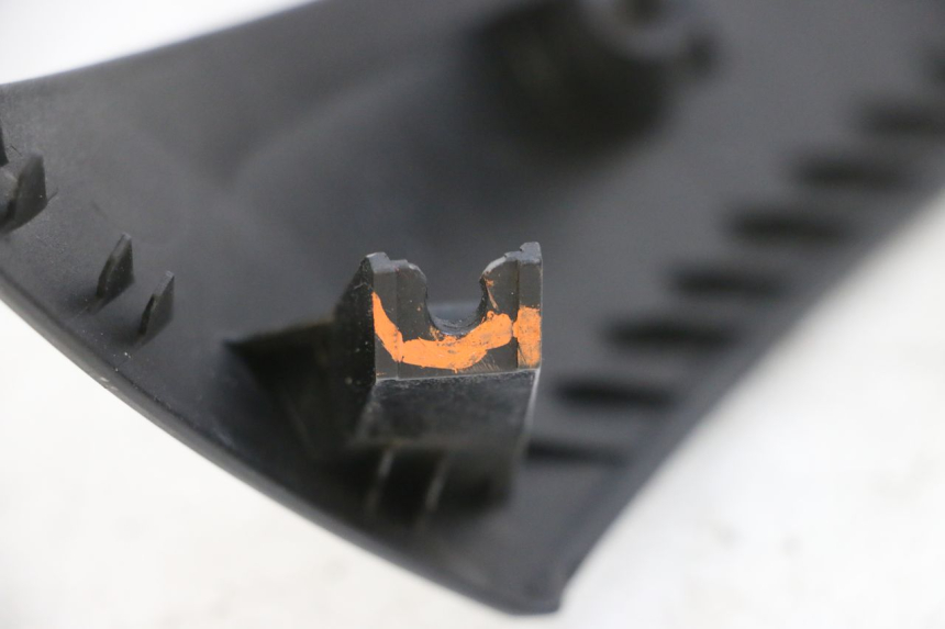 photo de CARENA ANTERIORE SUPERIORE SUZUKI BURGMAN 125 (2007 - 2014) - Zoom sullo stato d'uso