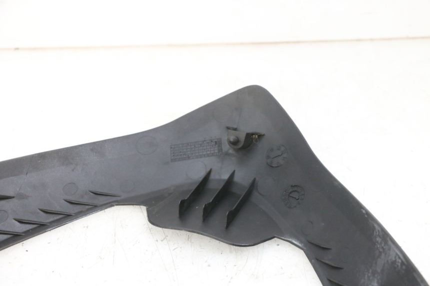 photo de CARENA ANTERIORE SUPERIORE SUZUKI BURGMAN 125 (2007 - 2014) - Primo piano tecnico