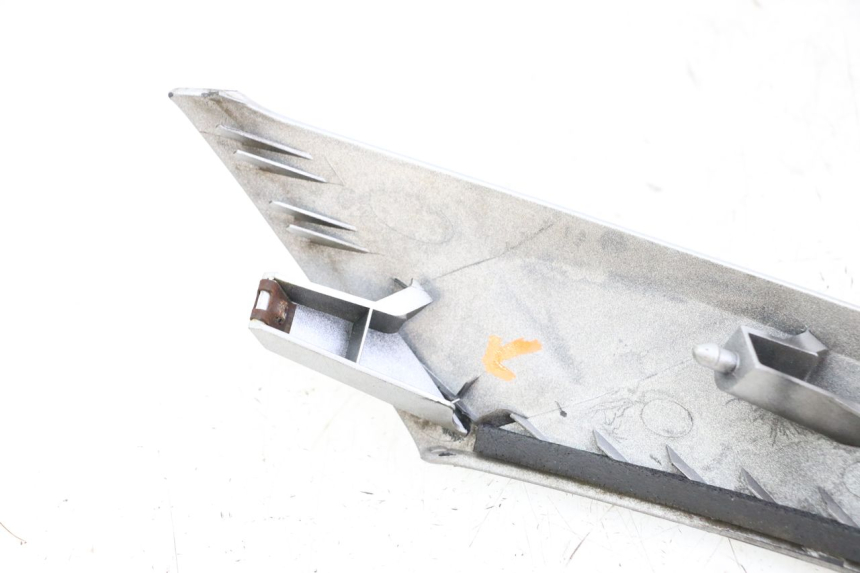 photo de CARENA ANTERIORE SUPERIORE SUZUKI BURGMAN 125 (2007 - 2014)