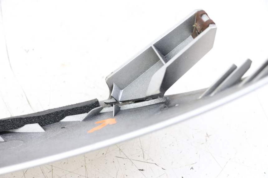 photo de CARENA ANTERIORE SUPERIORE SUZUKI BURGMAN 125 (2007 - 2014)