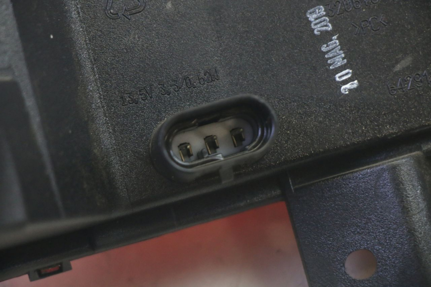 photo de FANALE STOP DESTRA PIAGGIO MP3 HPE 350 (2018 - 2020) - Dettagli dei punti di fissaggio