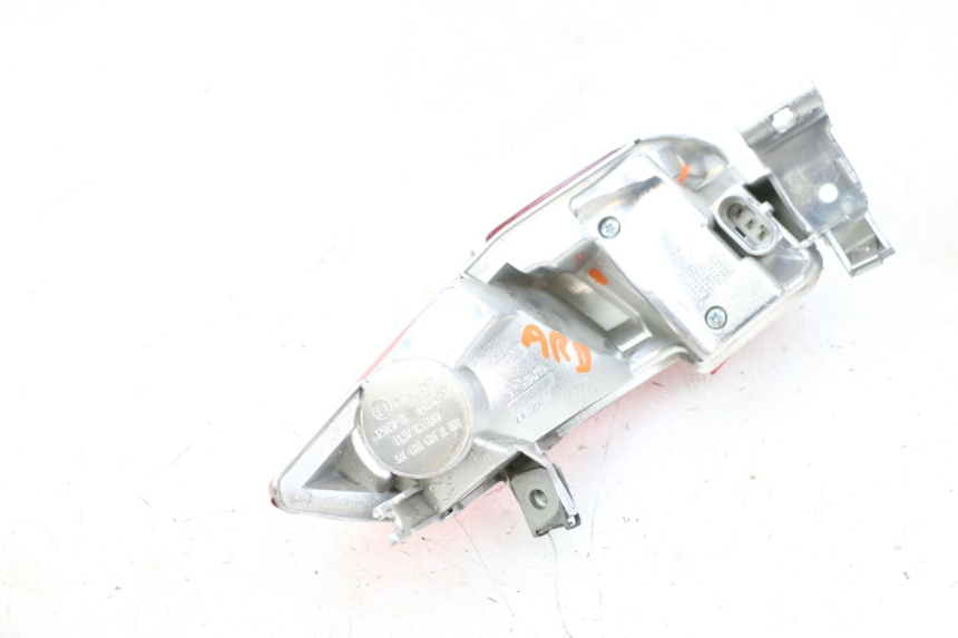 photo de FANALE STOP DESTRA PIAGGIO MP3 HPE 300 (2019 - 2026) - Dettagli dei punti di fissaggio