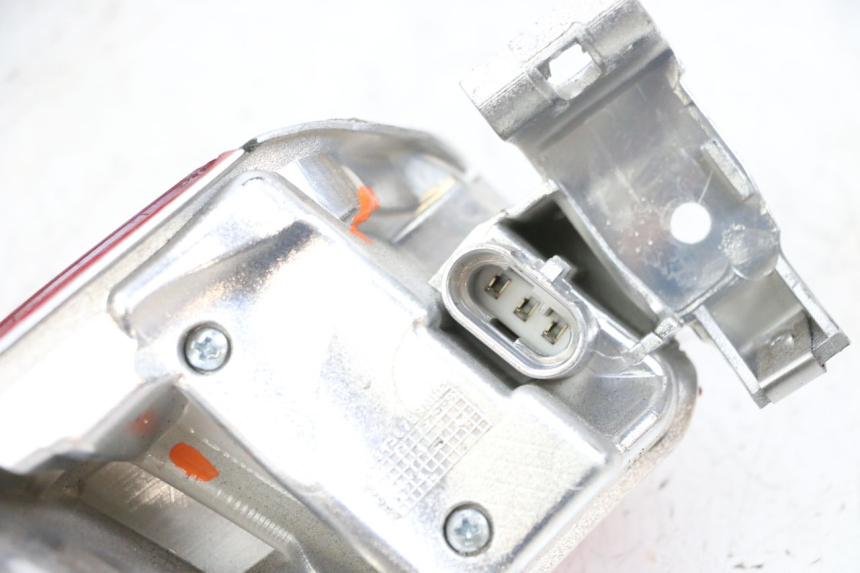 photo de FANALE STOP DESTRA PIAGGIO MP3 HPE 300 (2019 - 2026) - Stato della superficie e materiale