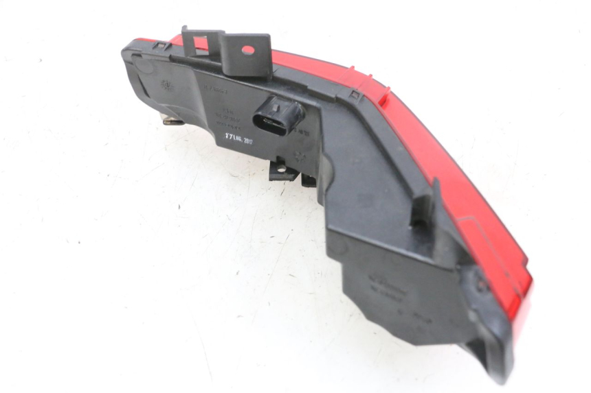 photo de FANALE STOP DESTRA PIAGGIO MP3 500 (2016 - 2018) - Dettagli dei punti di fissaggio