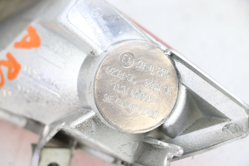 photo de FANALE STOP SINISTRA PIAGGIO MP3 HPE 300 (2019 - 2026) - Stato della superficie e materiale