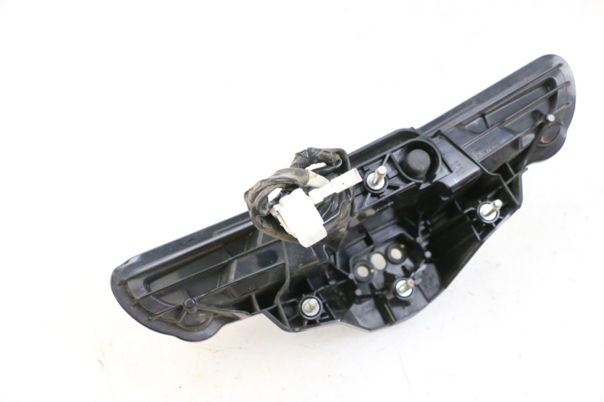 photo de FANALE STOP POSTERIORE  YAMAHA NEO'S CORE 1 (2022 - 2026) - Dettagli dei punti di fissaggio