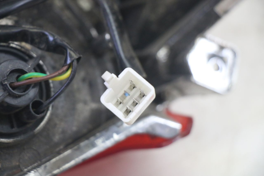 photo de FANALE STOP POSTERIORE  JM MOTORS SANTANA EVO 50 (2024 - 2026) - Stato della superficie e materiale