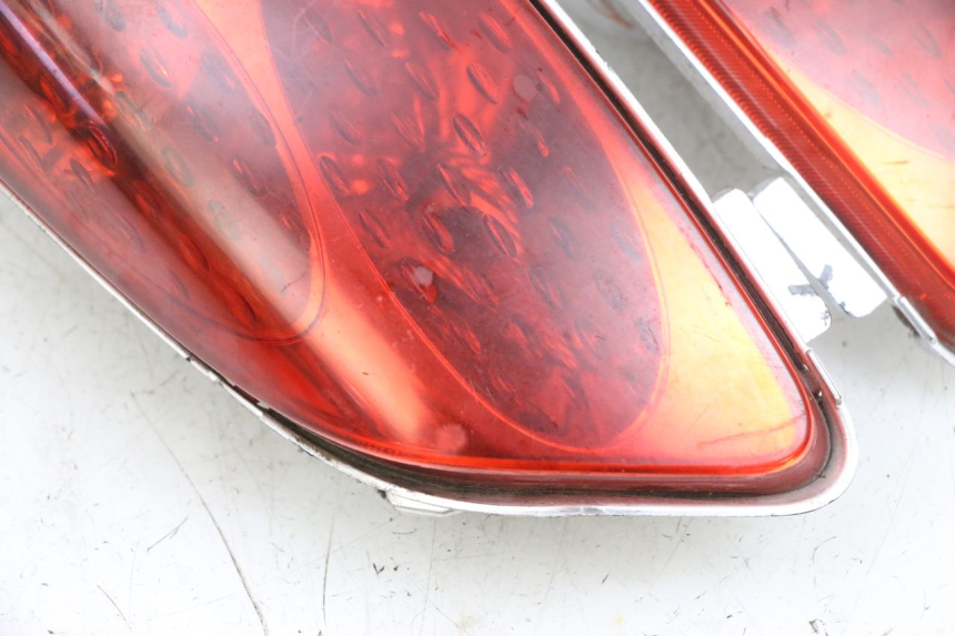 photo de FANALE POSTERIORE YAMAHA XMAX X-MAX 125 (2006 - 2009) - Primo piano ad alta risoluzione