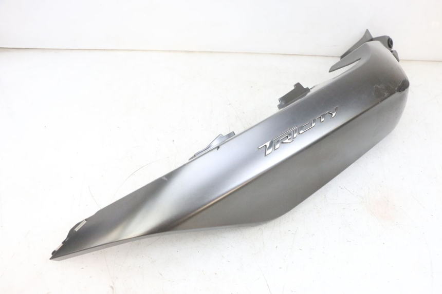 photo de CARENA POSTERIORE DESTRA YAMAHA TRICITY 300 (2020 - 2024) - Zoom sui componenti