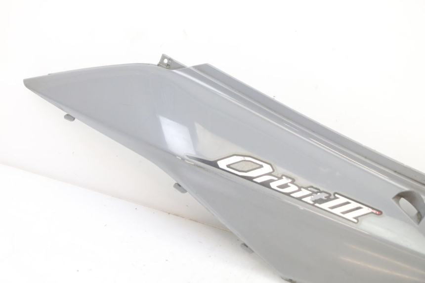 photo de CARENA POSTERIORE SINISTRA SYM ORBIT III 3 4T 50 (2021 - 2025) - Dettaglio del componente