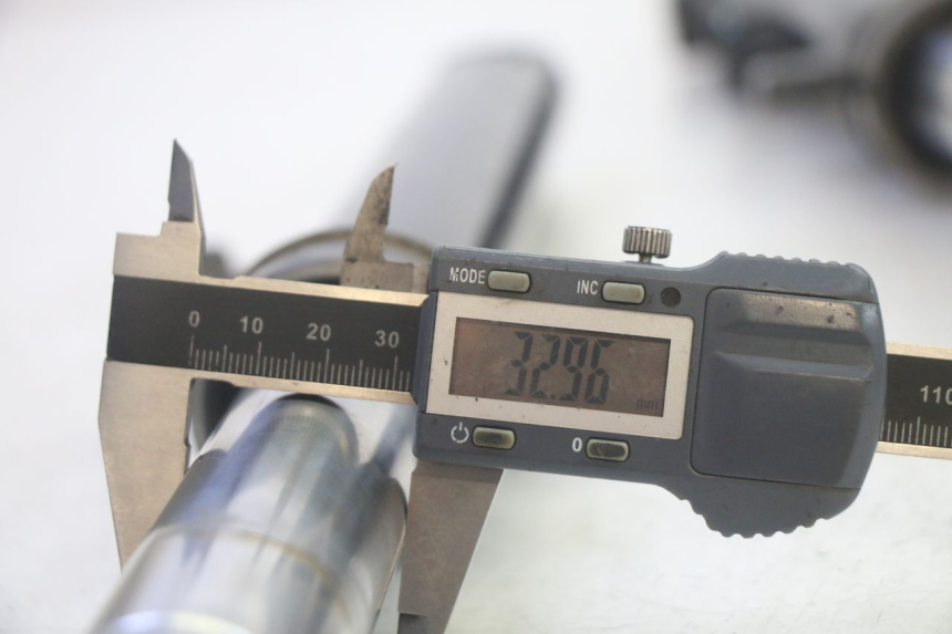 photo de STELO FORCELLA SYM CROX 4T 50 (2016 - 2023) - Marcature e riferimenti originali