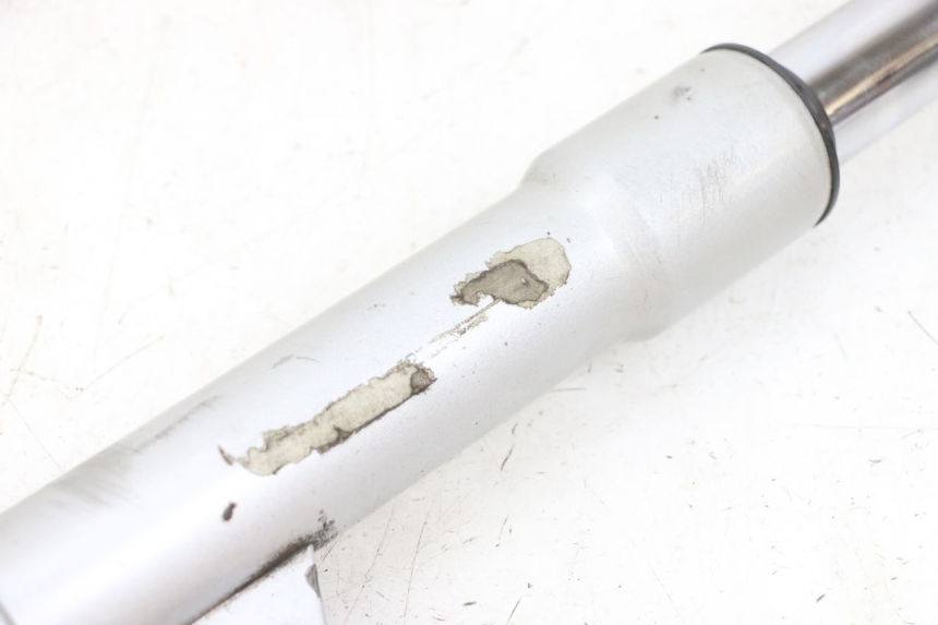 photo de STELO FORCELLA SINISTRA PIAGGIO FLY 4T 50 (2013 - 2017) - Dettagli dei punti di fissaggio