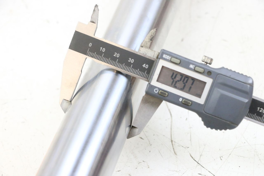 photo de STELO FORCELLA SINISTRA YAMAHA FZ6 N FAZER 600 (2004 - 2006) - Dettaglio del componente