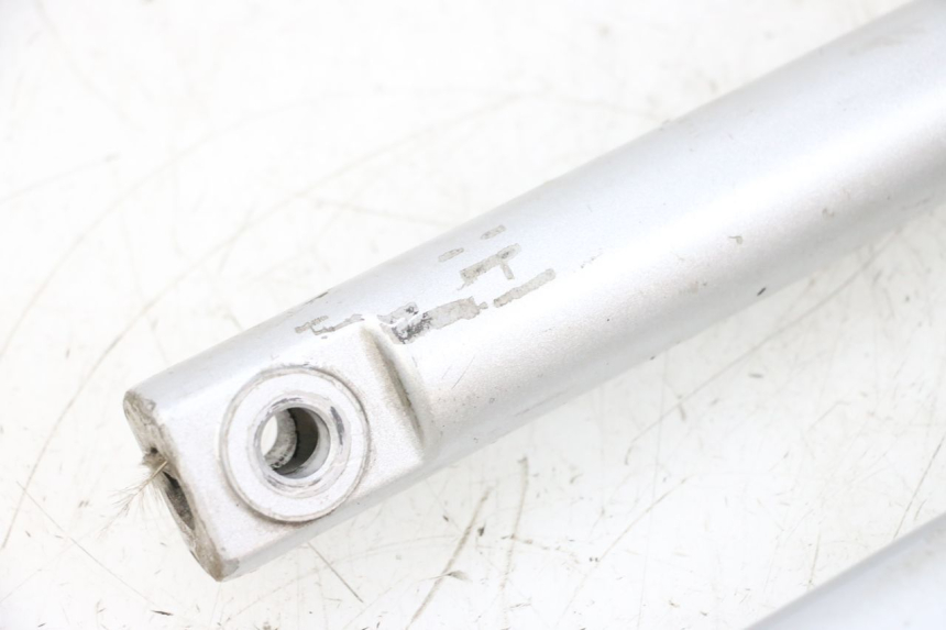 photo de STELO FORCELLA PEUGEOT KISBEE 2T 50 (2010 - 2017) - Marcature e riferimenti originali