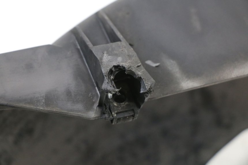 photo de PARAFANGO POSTERIORE PIAGGIO X10 125 (2012 - 2017) - Dettagli dei punti di fissaggio