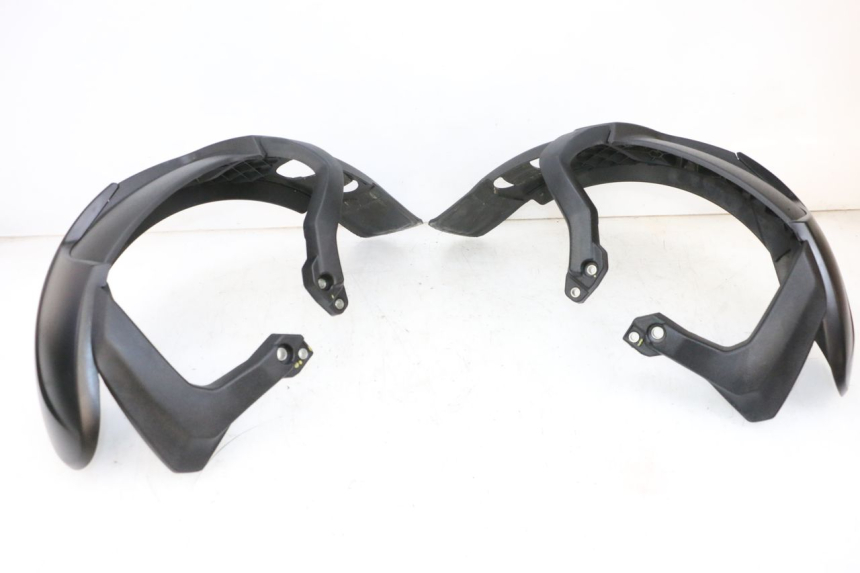 photo de PARAFANGO ANTERIORE PIAGGIO MP3 HPE 300 (2019 - 2026) - Stato della superficie e materiale