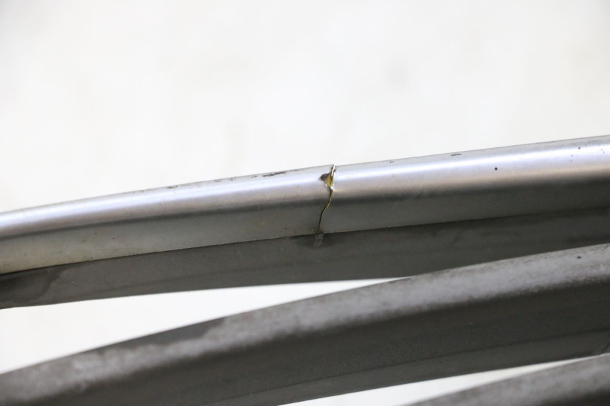 photo de GRIGLIA RADIATORE PIAGGIO MP3 LT 300 (2010 - 2016) - Dettagli dei punti di fissaggio