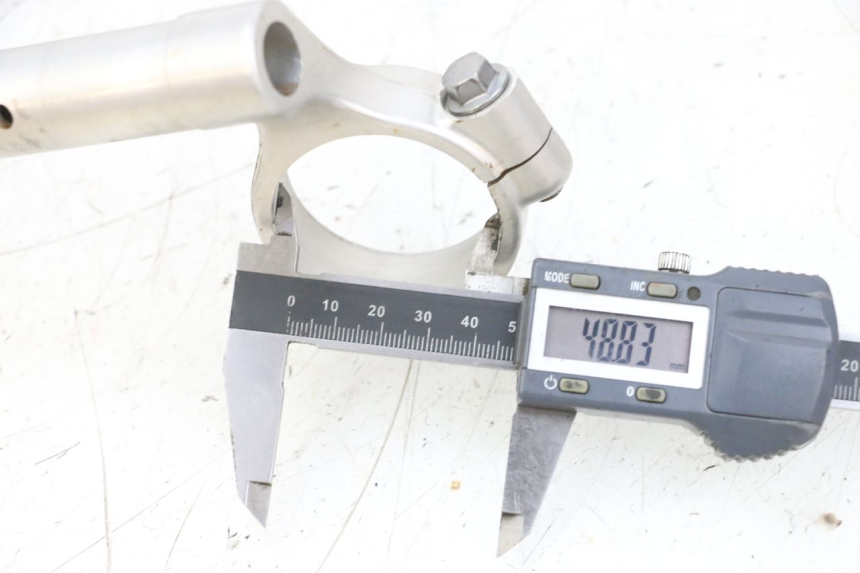 photo de MANUBRIO SUZUKI GSXR GSX-R 1000 (2003 - 2004) - Dettaglio del componente