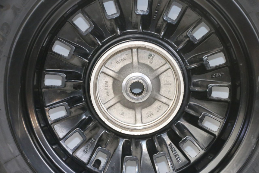 photo de CERCHIO POSTERIORE E PNEUMATICO PEUGEOT DJANGO 4T 50 (2014 - 2019) - Primo piano ad alta risoluzione