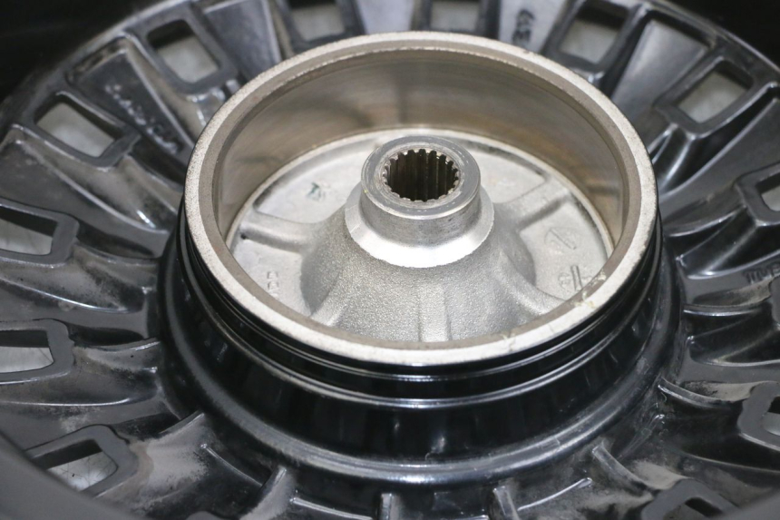 photo de CERCHIO POSTERIORE E PNEUMATICO PEUGEOT DJANGO 4T 50 (2014 - 2019) - Dettagli dei punti di fissaggio