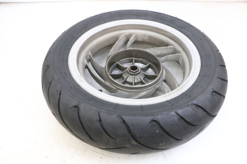 photo de CERCHIO POSTERIORE E PNEUMATICO PIAGGIO FLY 4T 50 (2013 - 2017) - Primo piano tecnico