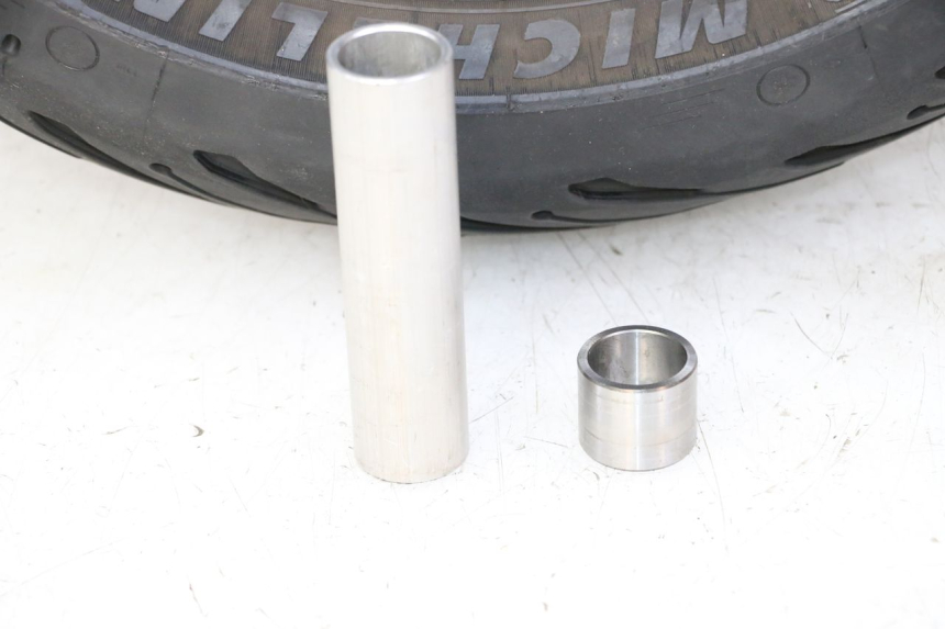 photo de CERCHIO POSTERIORE E PNEUMATICO YAMAHA FZ6 FAZER S2 600 (2007 - 2011)