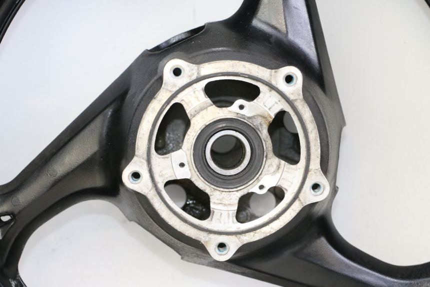 photo de CERCHIO POSTERIORE E PNEUMATICO SUZUKI GSR 750 (2011 - 2017)