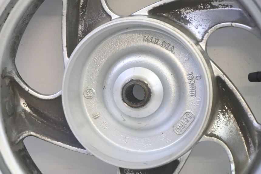 photo de CERCHIO POSTERIORE E PNEUMATICO SYM GTS EVO 125 (2009 - 2013) - Primo piano ad alta risoluzione