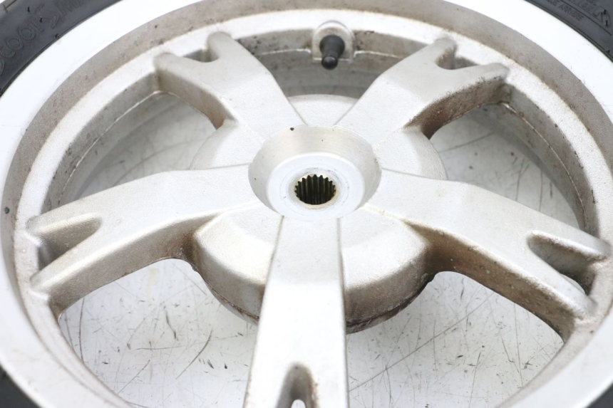 photo de CERCHIO POSTERIORE E PNEUMATICO PEUGEOT KISBEE 4T 50 (2018 - 2022) - Dettagli dei punti di fissaggio