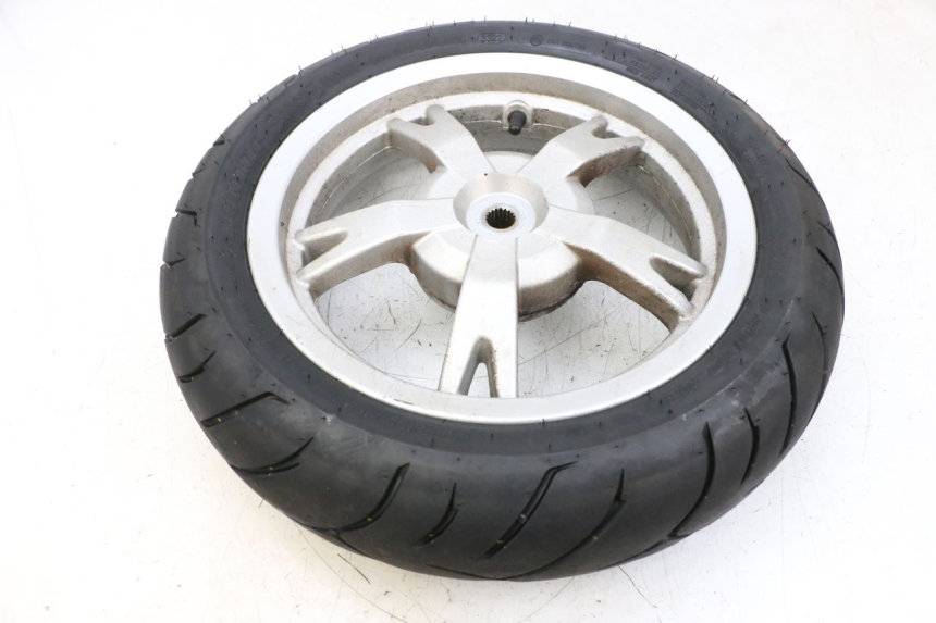 photo de CERCHIO POSTERIORE E PNEUMATICO PEUGEOT KISBEE 4T 50 (2018 - 2022) - Stato della superficie e materiale