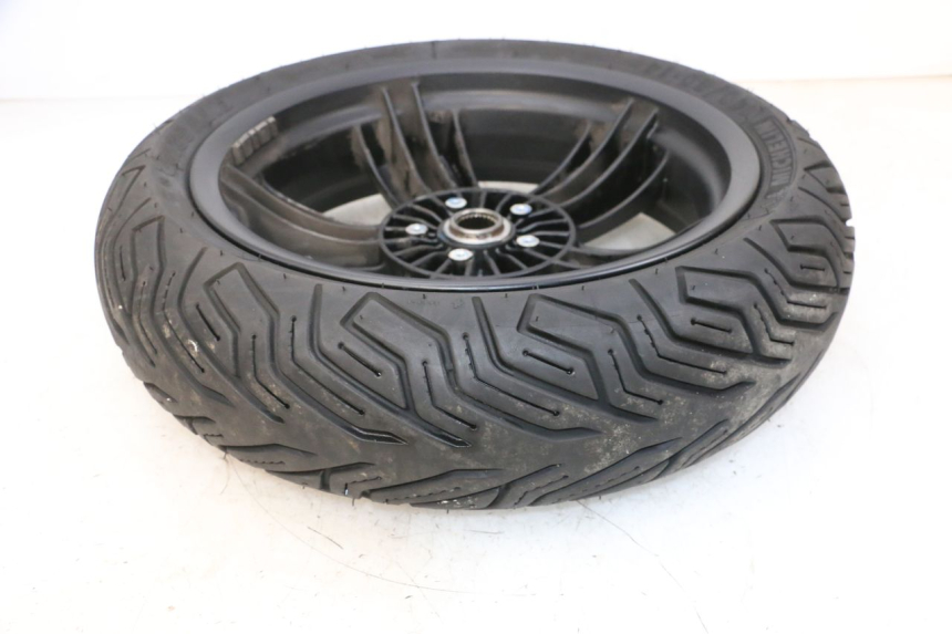 photo de CERCHIO POSTERIORE E PNEUMATICO PIAGGIO MP3 HPE 300 (2019 - 2026) - Zoom sullo stato d'uso