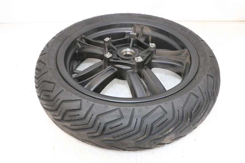 photo de CERCHIO POSTERIORE E PNEUMATICO PIAGGIO MP3 HPE 300 (2019 - 2026) - Dettagli dei punti di fissaggio