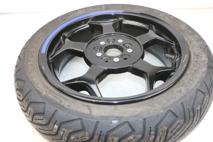 photo de CERCHIO POSTERIORE E PNEUMATICO PIAGGIO MP3 500 (2016 - 2018) - Dettagli dei punti di fissaggio