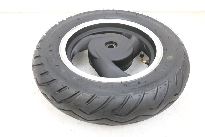 photo de CERCHIO POSTERIORE E PNEUMATICO JM MOTORS SANTANA EVO 50 (2024 - 2026) - Primo piano ad alta risoluzione