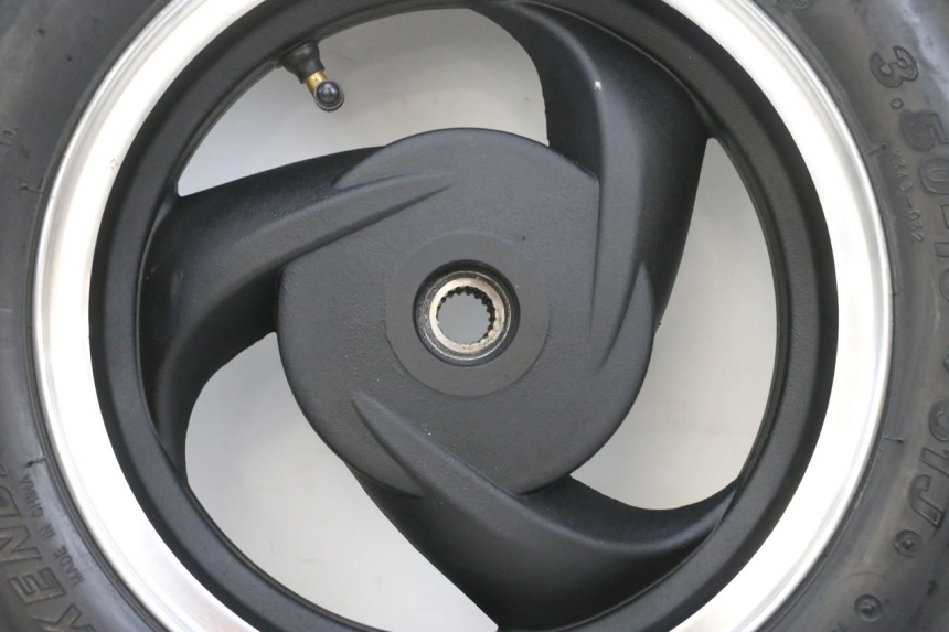 photo de CERCHIO POSTERIORE E PNEUMATICO JM MOTORS SANTANA EVO 50 (2024 - 2026) - Zoom sullo stato d'uso