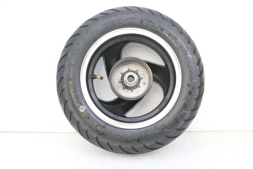 photo de CERCHIO POSTERIORE E PNEUMATICO JM MOTORS SANTANA EVO 50 (2024 - 2026) - Stato della superficie e materiale