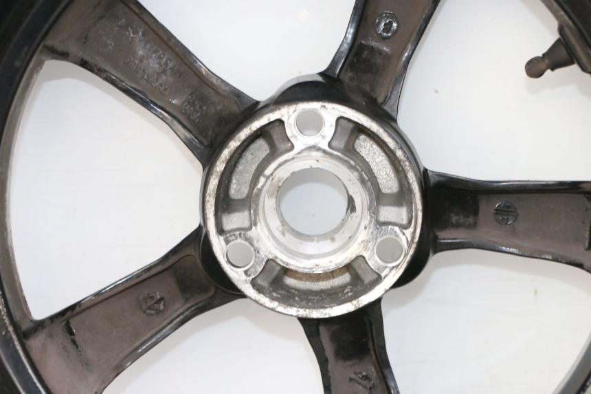 photo de CERCHIO POSTERIORE E PNEUMATICO PEUGEOT SATELIS 125 (2013 - 2018) - Caratteristiche distintive