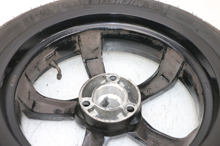 photo de CERCHIO POSTERIORE E PNEUMATICO PEUGEOT SATELIS 125 (2013 - 2018) - Primo piano tecnico